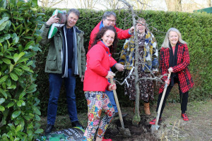 PvdA voorzitter plant eerste van 2000 bomen in Zevenaar